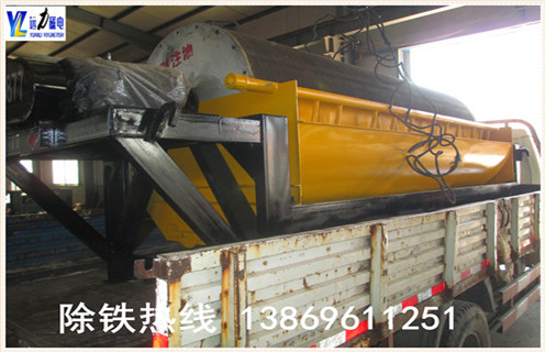 抛丸机永磁筒式磁选机工作原理：  　　经原料矿石筛选后由进料器从麻豆MV免费观看的顶部,通过料斗连接,在流动到顶部的辊子松动,状态下降时,铁磁性材料通过重力和磁力,快速落在滚筒上,并吸附在滚筒表面.  　　非磁性有色金属材料在重力作用下落在磁性材料的外面.这些材料随着筒体的旋转,非磁性材料在重力作用下从气缸下落,在滑槽中.含铁磁性材料吸附在圆筒的表面上并继续旋转,直到其不具有磁力.材料从带式输送机排出,并最终分成含铁材料和无铁材料.  　　3.抛丸机永磁筒磁选机实验  　　潍坊麻豆传媒免费在线观看磁电配备各类选矿实验的磁选设备,型号齐全,优质低价,可定制,并且公司成立了大型选矿实验室,可以普通的金属矿物和非金属矿物加工在机器上和实验室为客户分析其成份,并为客户推荐客户使用相关型号.